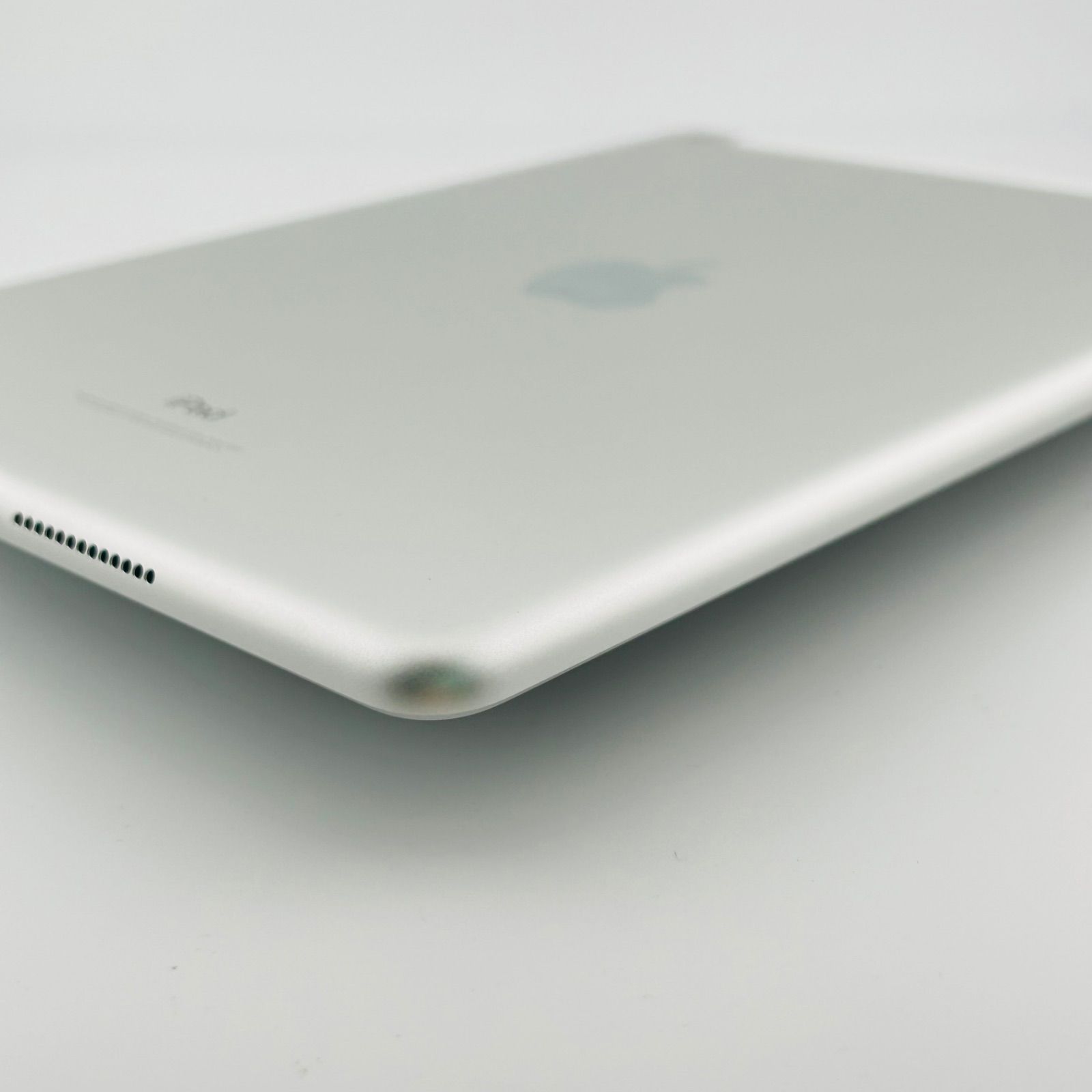 iPad 第5世代 128GB シルバー SIMフリー 中古 - メルカリ