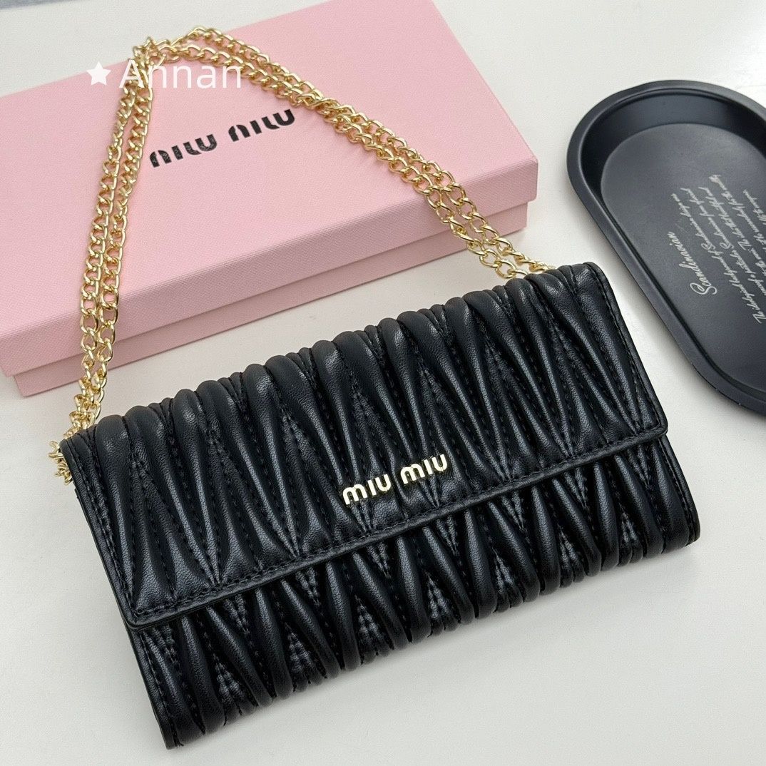 大幅値下げ 超美品良品 レディース MIUMIUミュウミュウ 大幅値下げ 超美品良品 レディース MIUMIUミュウミュウ