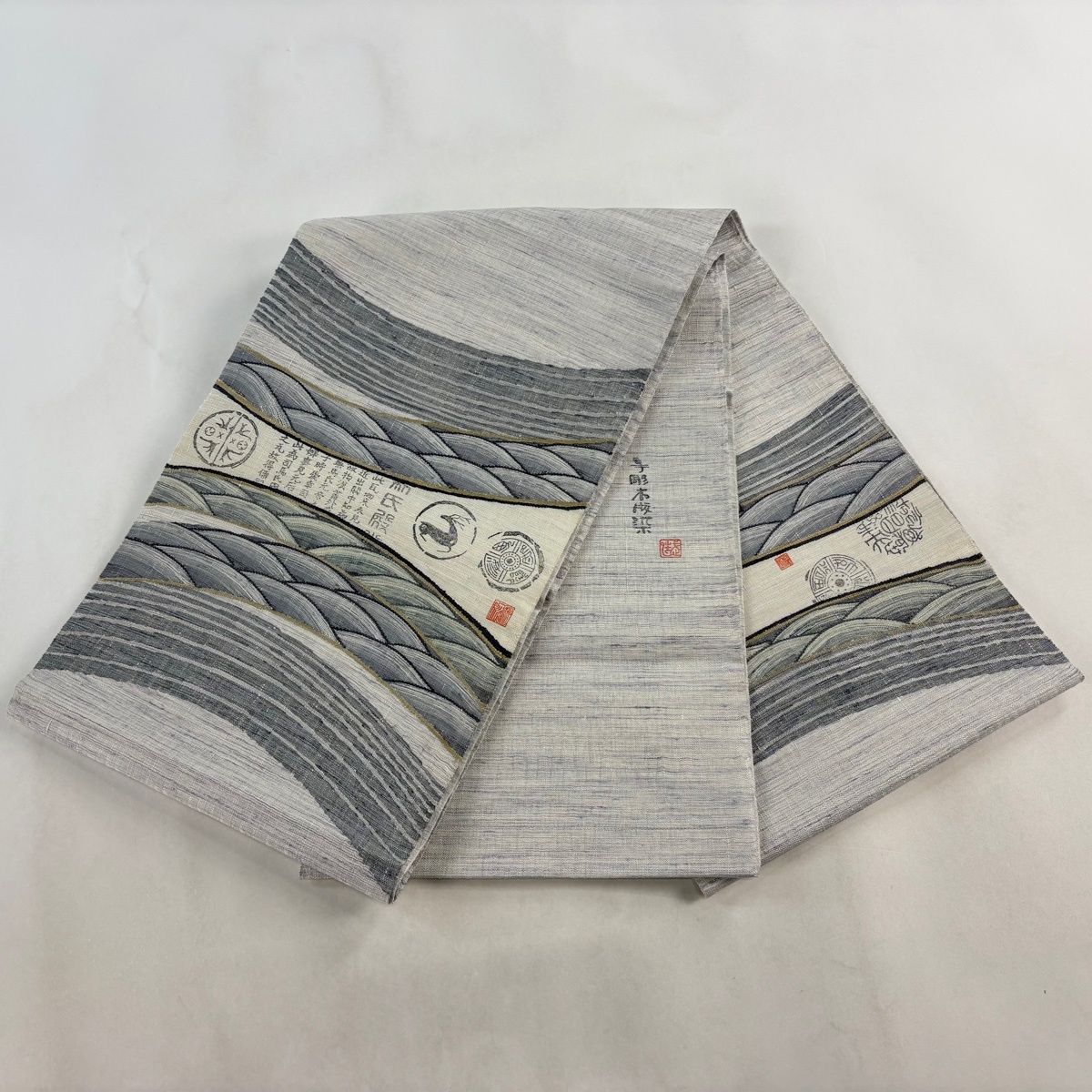 美品】 袋帯 秀品 落款 紬地 やまと 文字文 波 手彫木版染 灰色 美品】 袋帯 秀品 落款 紬地 やまと 文字文 波 手彫木版染 灰色