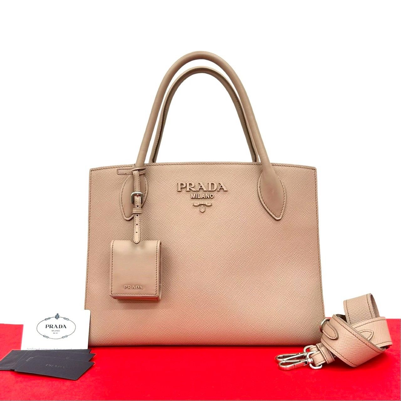 極 美品 PRADA プラダ モノクローム ロゴ 金具 サフィアーノ 極 美品 PRADA プラダ モノクローム ロゴ 金具 サフィアーノ