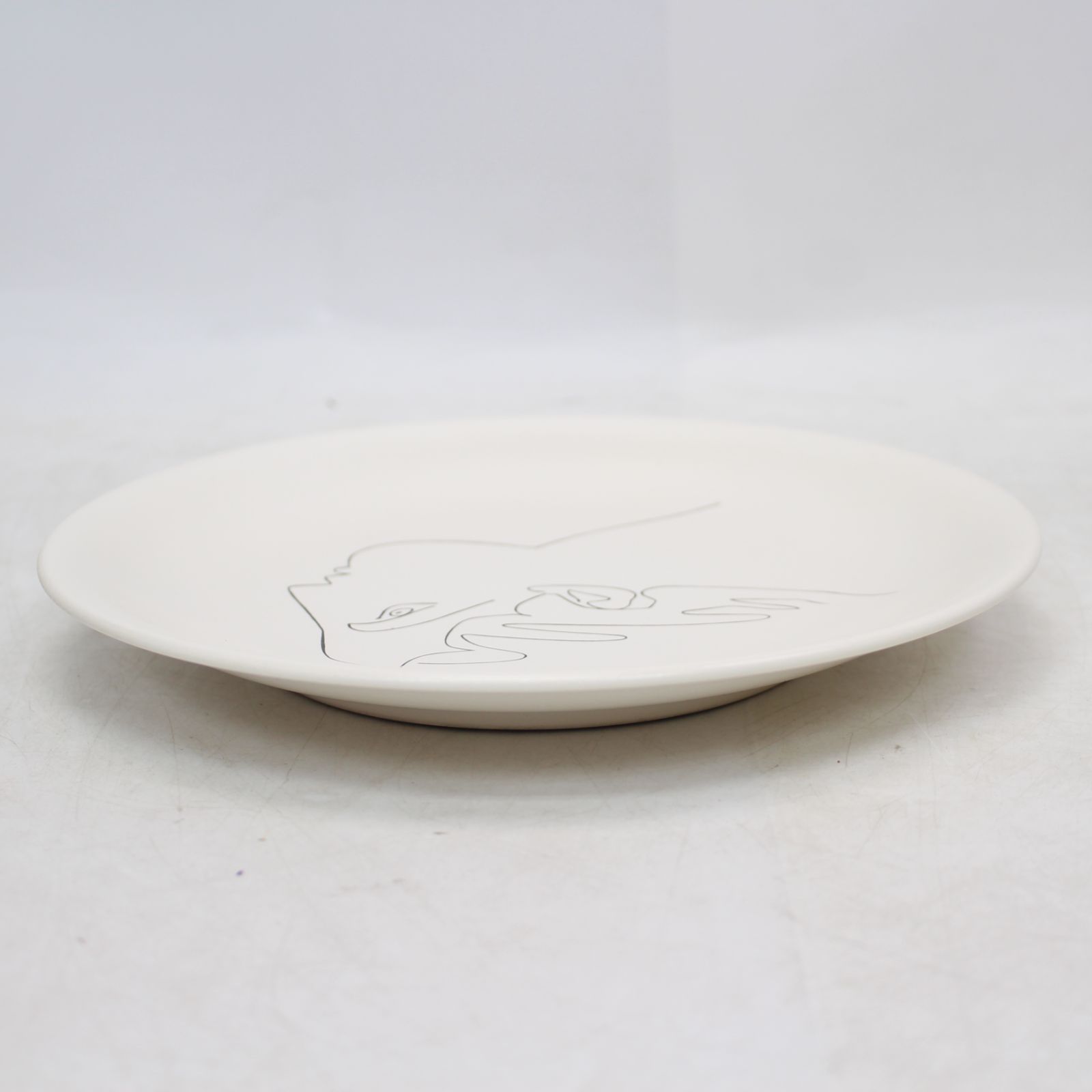 118)ピカソ 絵皿 「女の顔」顔の線画 陶器製プレート 飾り皿 直径約 118)ピカソ 絵皿 「女の顔」顔の線画 陶器製プレート 飾り皿 直径約