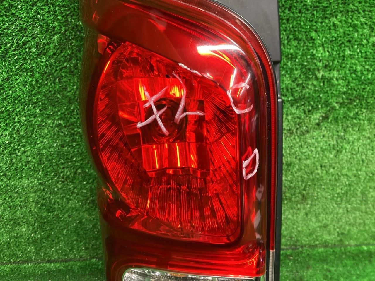 NV350キャラバン VW6E26 左テールランプ・テールライト ロング低床DX