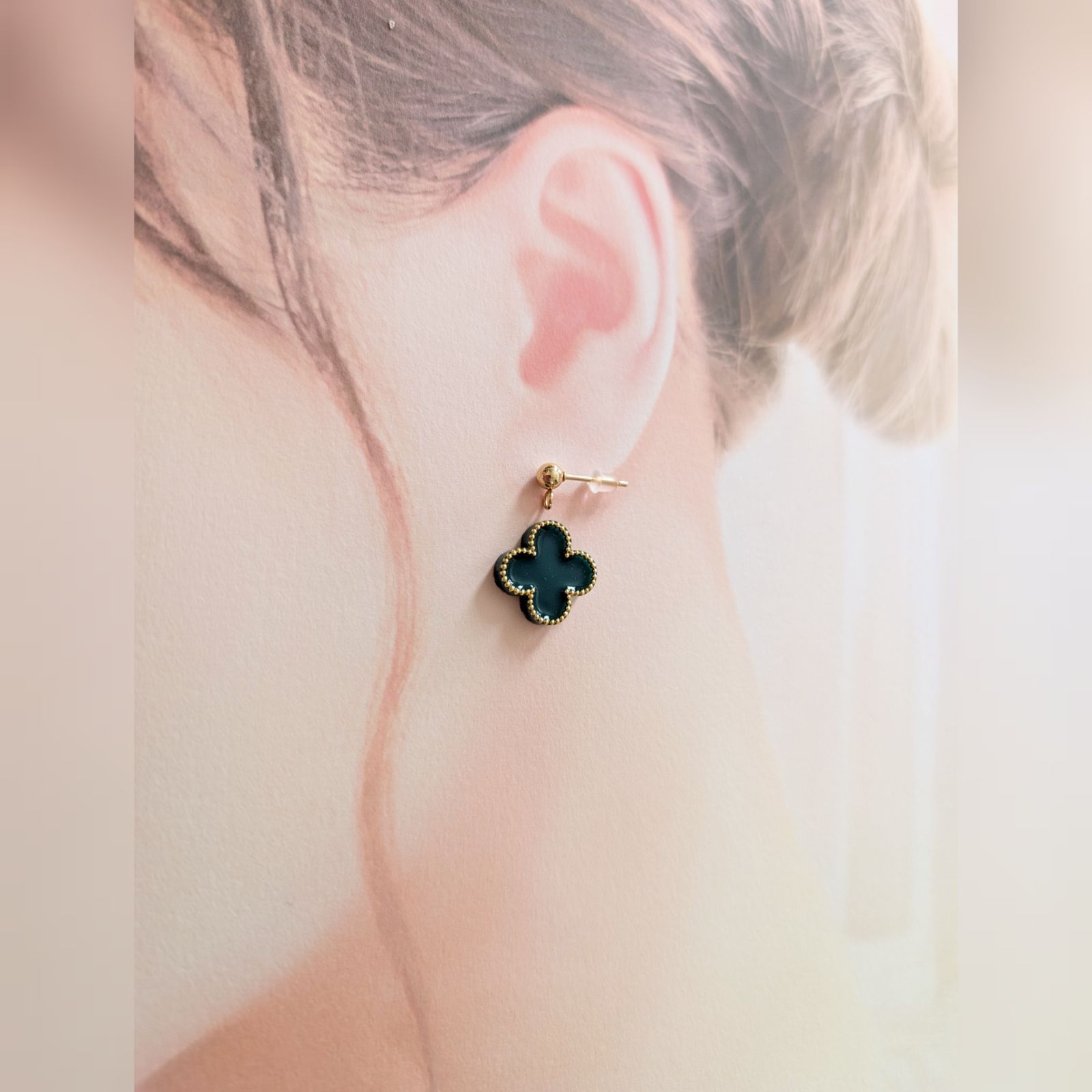 ゆらゆら揺れるꕤ︎︎四葉 クローバー ピアス イヤリング グリーン 