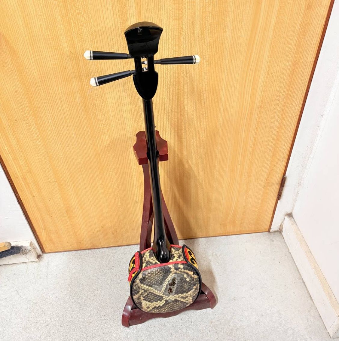 B0105）沖縄三線 蛇三線 人工皮 蛇柄 三味線 和楽器 ケースおまけ B0105）沖縄三線 蛇三線 人工皮 蛇柄 三味線 和楽器 ケースおまけ