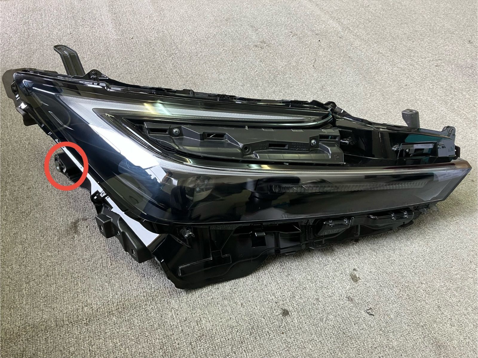 トヨタ プリウス MXWH60 右 (運転席側) ヘッドライト LED 中古品 桐哲