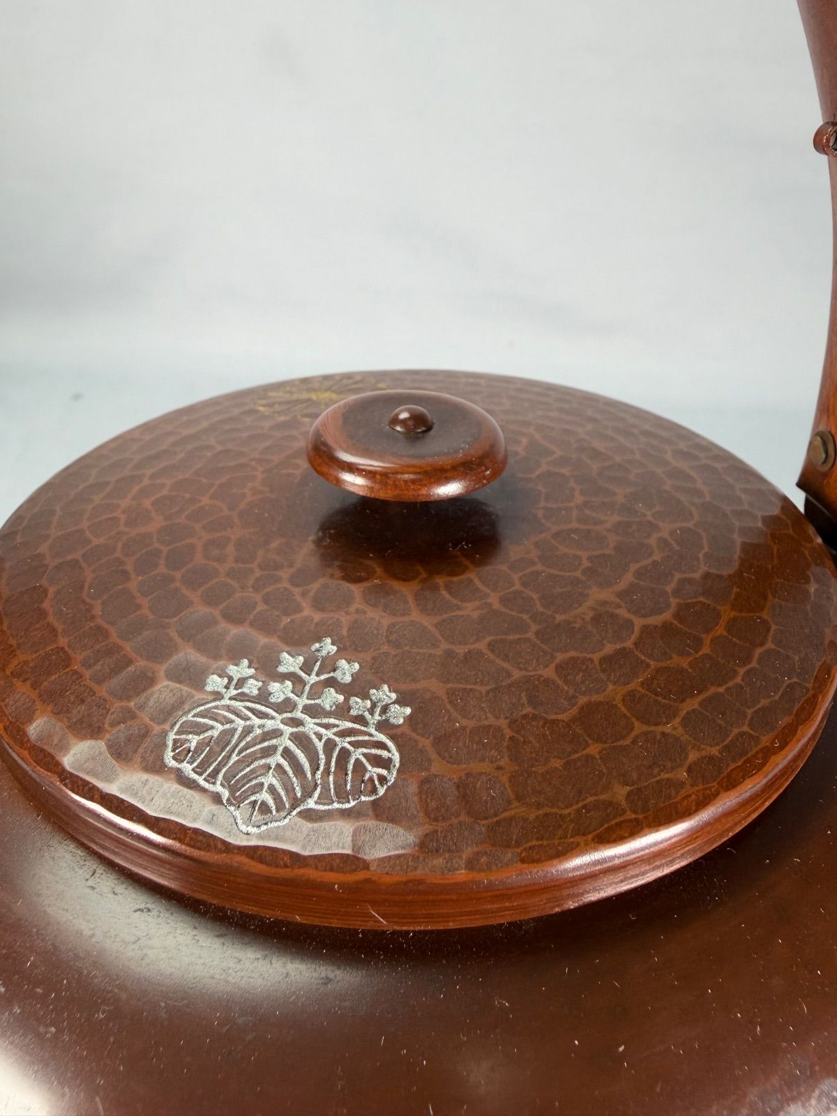 送料込【逢絢亭】茶道具 水屋道具 薬缶 口蓋付 打ち出し 菊桐の図 紙箱入り 茶道具】菊桐水次薬缶 口蓋付き 水次 水屋道具542 - メルカリ