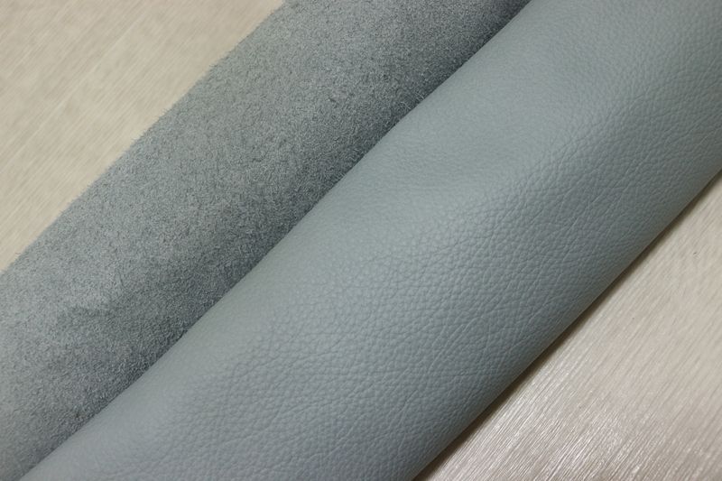 ライトブルー 247ds クロム革 牛革 イタリア レザー シュリンク加工 はぎれ 一枚革 レザークラフト 革 皮 本革 diy 生地 材料