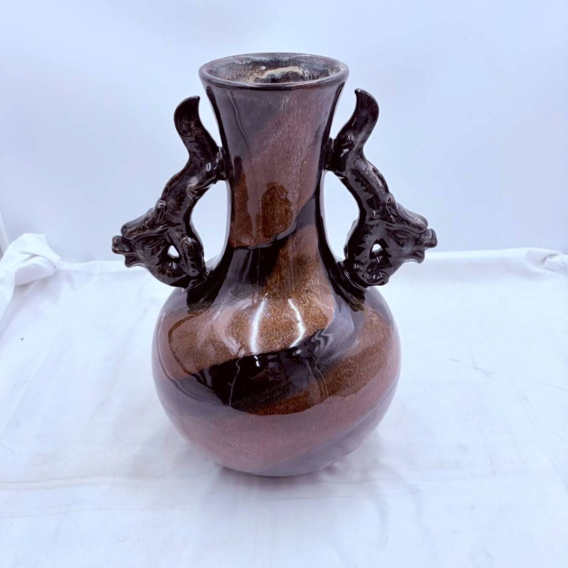  重厚な双龍風デザイン 陶器 壺 花器 茶褐色釉 双耳 置物 骨董風 インテリア 現状品 小物スタンド 置物 インテリア小物