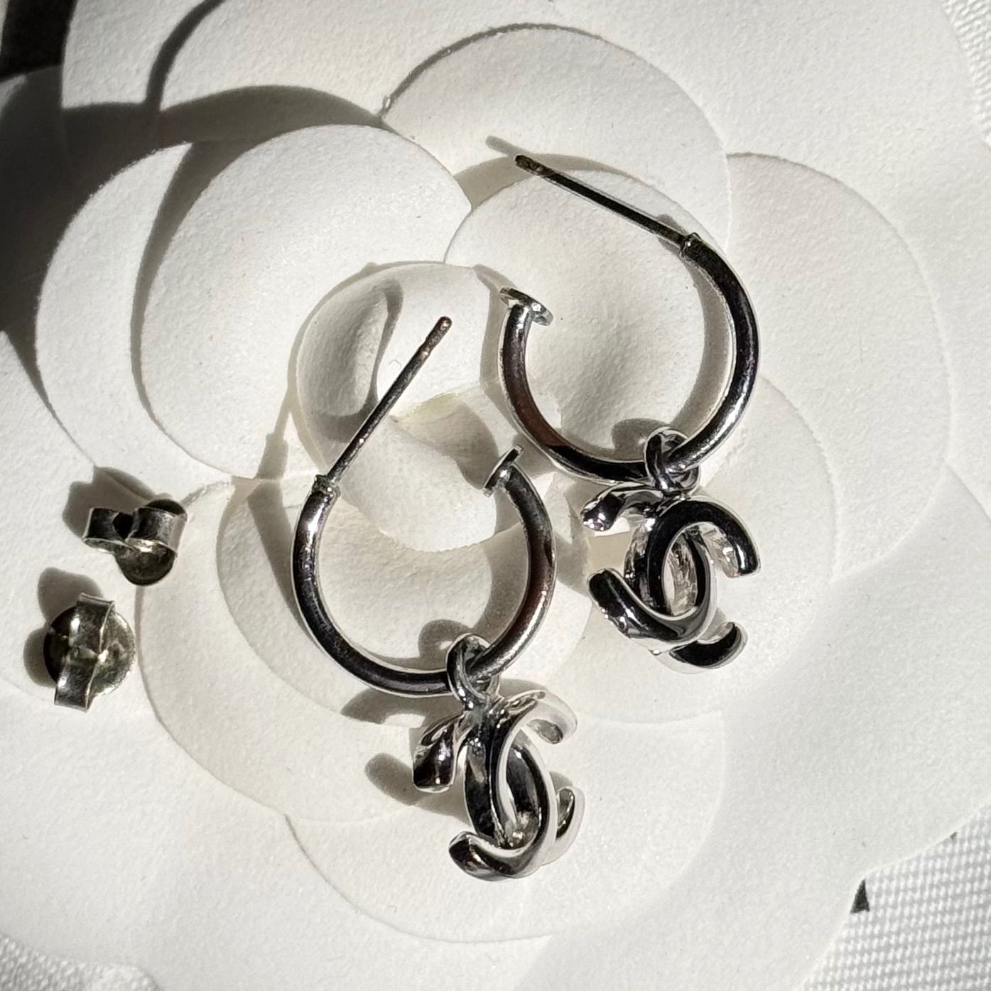 Y*o様 シャネル ココマーク フープピアス シルバー 両耳 CHANEL 美品 CHANEL シャネル ココマーク フープピアス 両耳用 シルバー a17