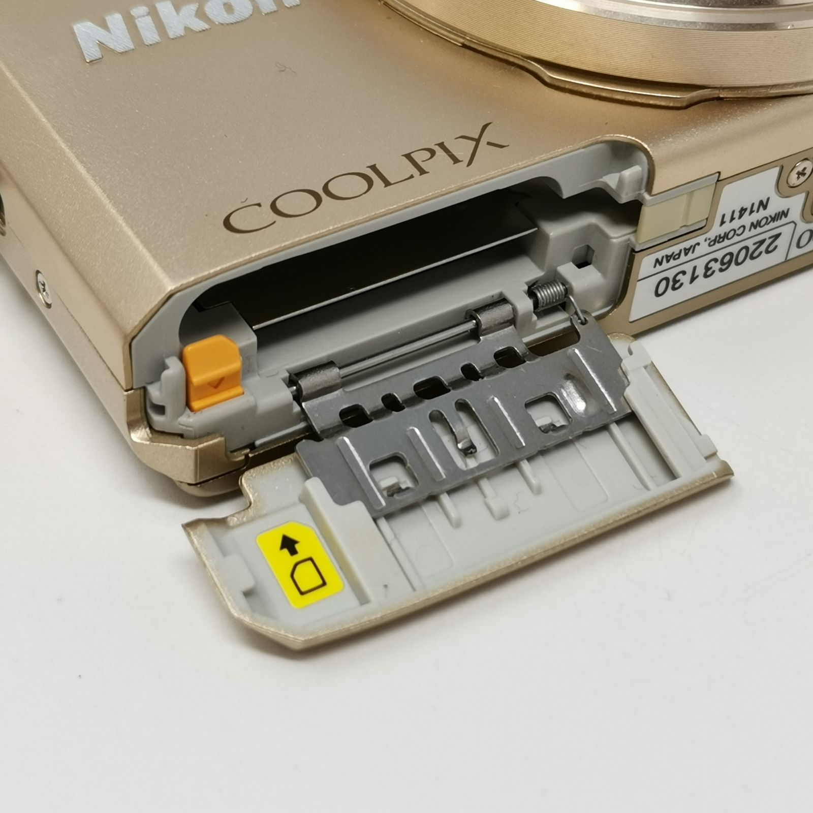Nikon COOLPIX S7000 カメラ コンデジ ゴールド 充電器ないため動作未
