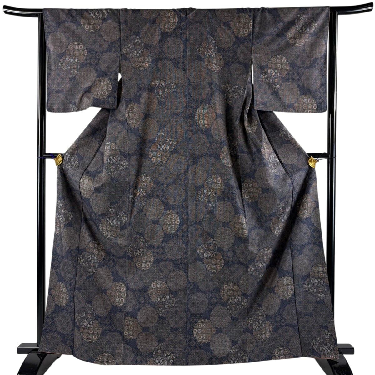 美品】 大島紬 身丈165cm 裄丈64.5cm M 袷 都喜ヱ門 純泥染 証紙 美品】 大島紬 身丈165cm 裄丈64.5cm M 袷 都喜ヱ門 純泥染 証紙