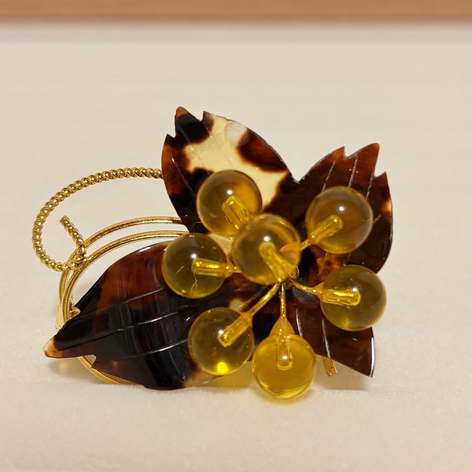 本べっ甲 琥珀 ブローチ - メルカリ 本べっ甲 琥珀 ブローチ - メルカリ