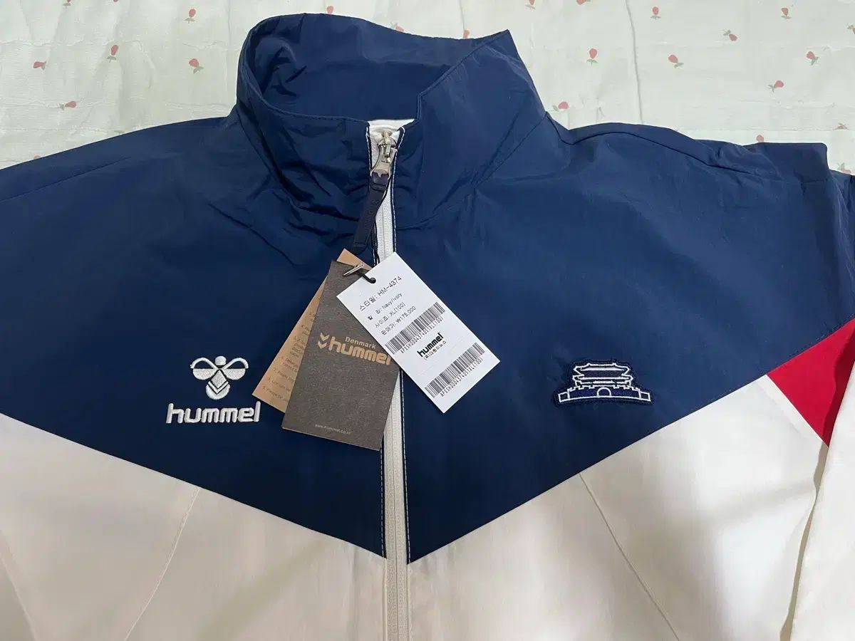 hummel ウーブンウィンドブレーカー