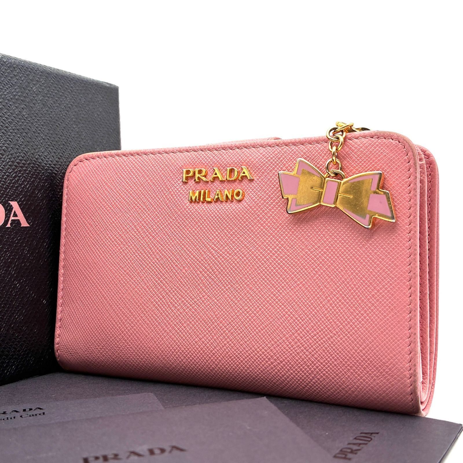 極美品 PRADA プラダ サフィアーノ メタル リボンチャーム 二つ折り財布 レザー 本革 ピオニアピンク ゴールド金具 1ML225 レディース ウォレット コンパクト ミニ財布 ギフト ご褒美 ブランド財布 希少デザイン 桃色 ご専用PRADA 二つ折り財布?✨美品☺️ 極美品 PRADA プラダ