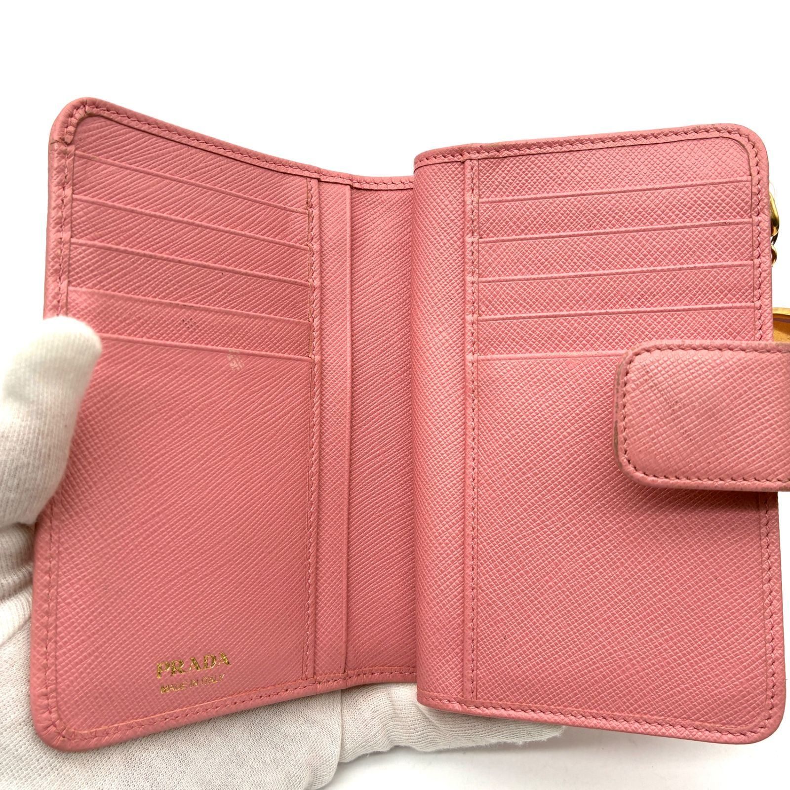 極美品 PRADA プラダ サフィアーノ メタル リボンチャーム 二つ折り 
