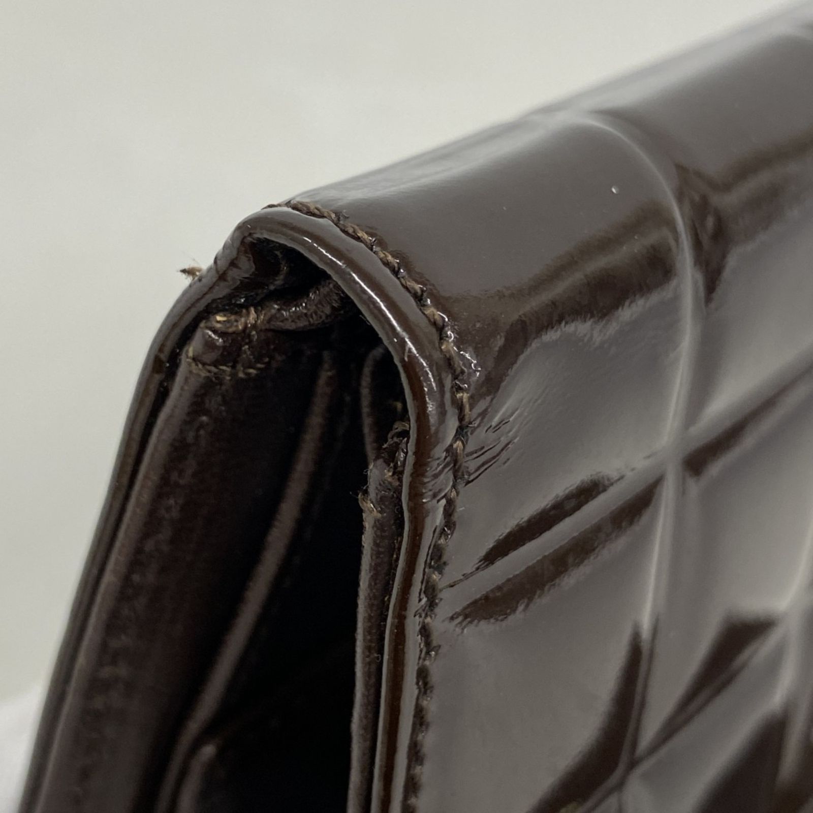 シャネル三つ折り財布 チョコバーパテントレザーダークブラウンCHANEL シャネル(Chanel) シャネル 三つ折り財布 チョコバー パテントレザー