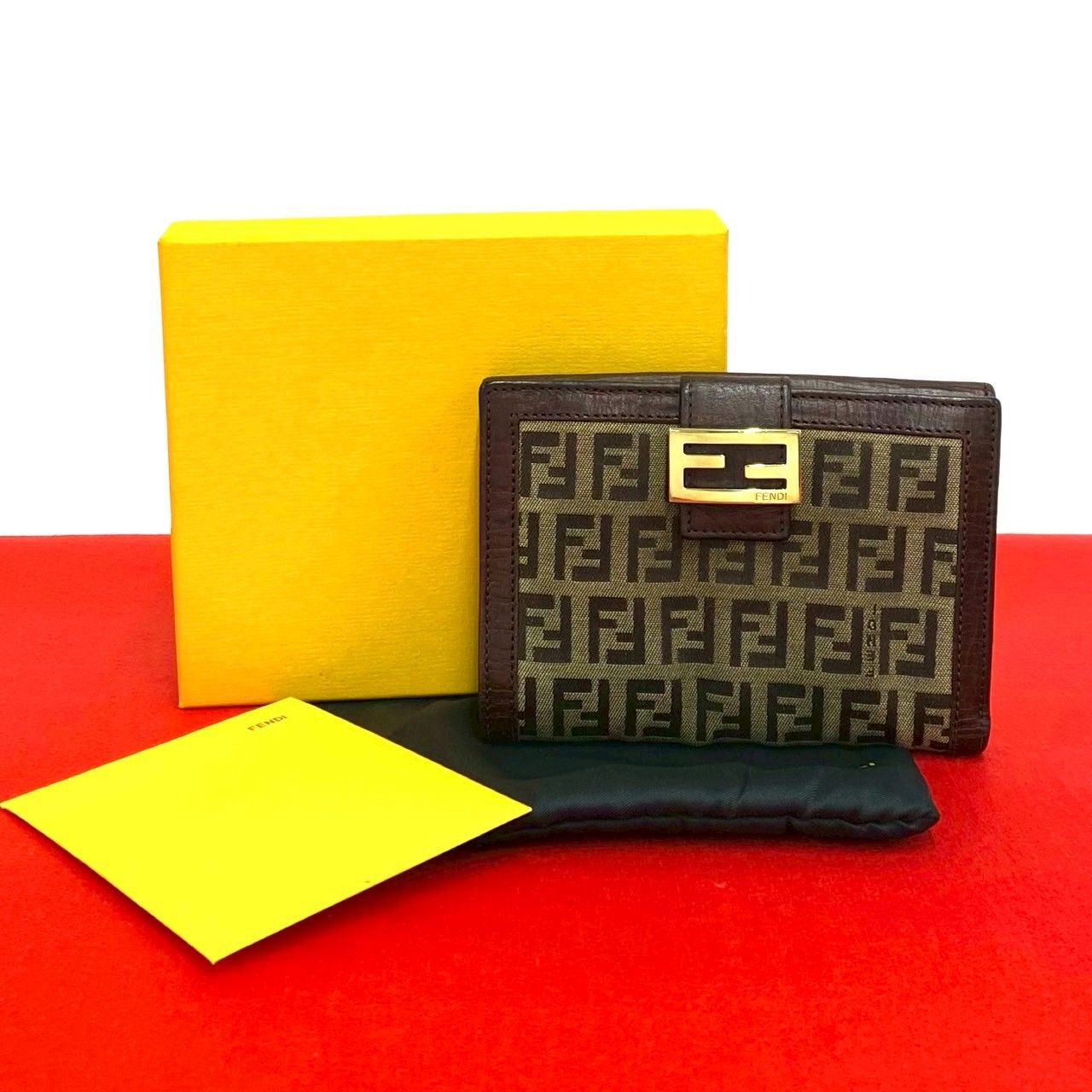 極 美品 箱 袋付き FENDI フェンディ ズッキーノ FF 柄 ロゴ 金具