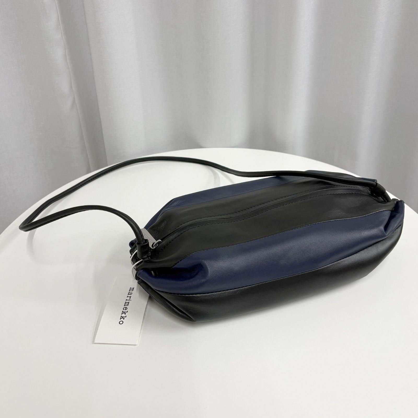 訳アリ大特価 MARIMEKKO Karla ショルダーバッグ BLACK NAVY レザー