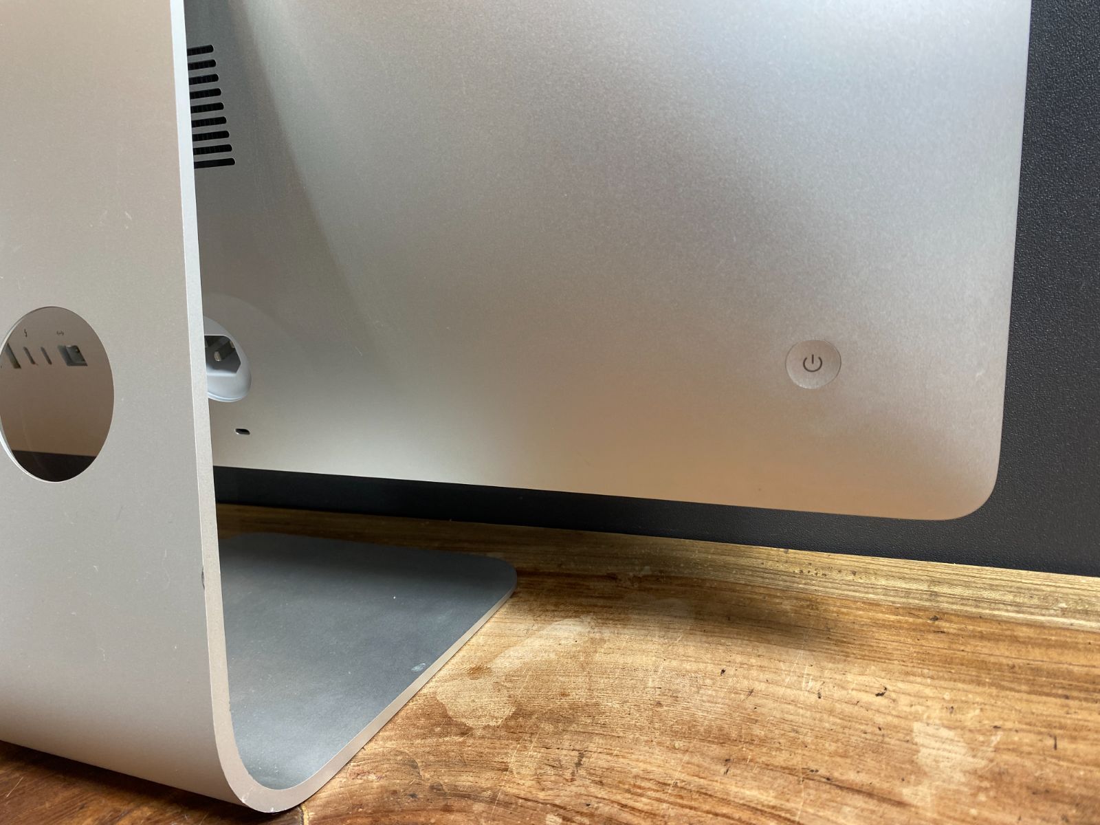 iMac 2017 21.5インチ　傷あり Apple iMac 21.5インチ 2017 やや傷あり - メルカリ