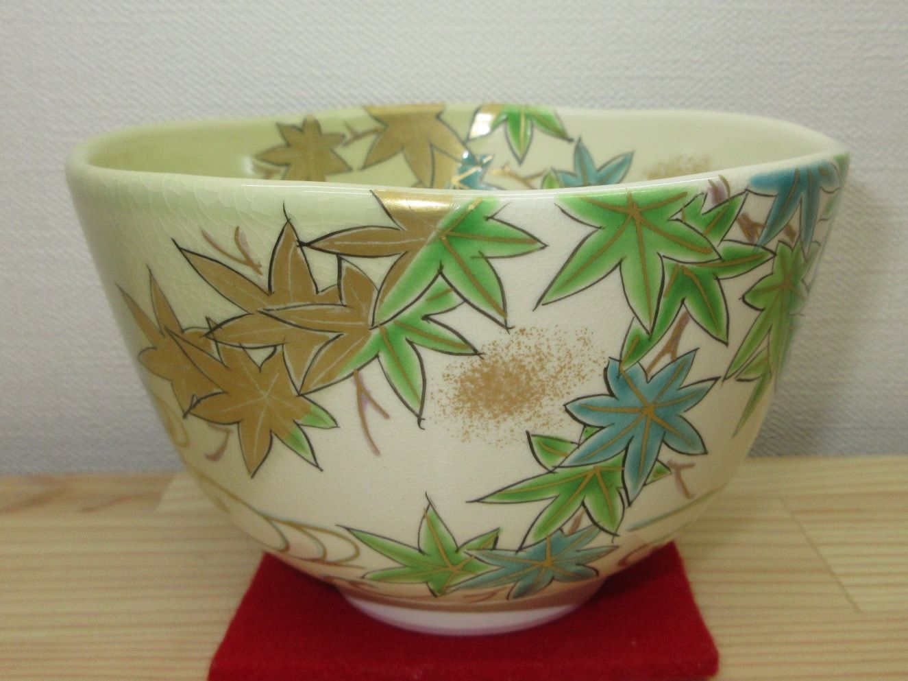 送料込【逢絢亭・新品】茶道具 茶碗 京焼 掛分 青楓の図 壱休窯 共箱入り 逢絢亭・新品】茶道具 茶碗 京焼 掛分 青楓の図 壱休窯 共箱入り