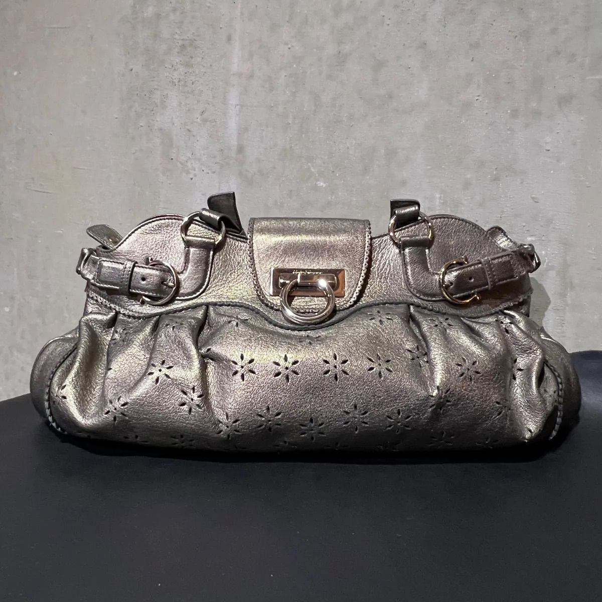 サルヴァトーレ・フェラガモ Salvatore Ferragamo メタリックレザー 