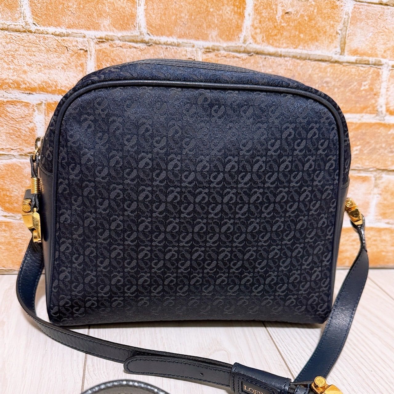 超美品) LOEWE(ロエベ)ショルダーバッグ リピートアナグラム 超美品) LOEWE(ロエベ)ショルダーバッグ リピートアナグラム