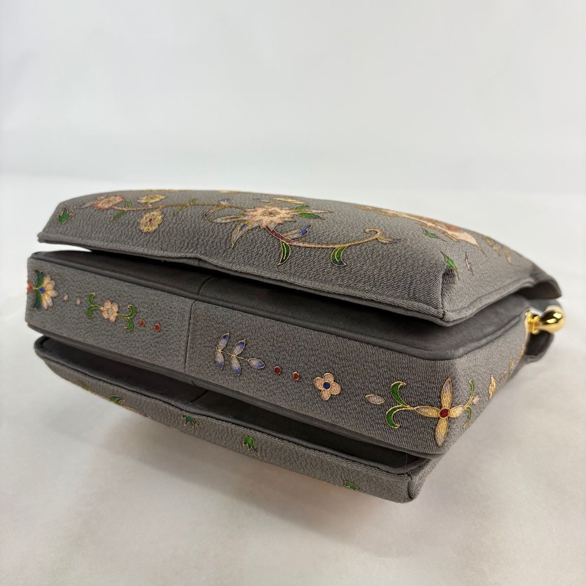 和装バッグ 逸品 OKAJIMA セミフォーマル 象 草花 金彩 縮緬 灰色 正絹 