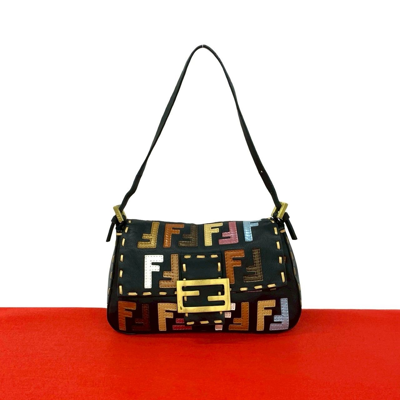 FENDI ヴィンテージ レザー 編み込み ショルダーバッグ 黒 FFロゴ FENDI ヴィンテージ レザー 編み込み ショルダーバッグ 黒 FFロゴ