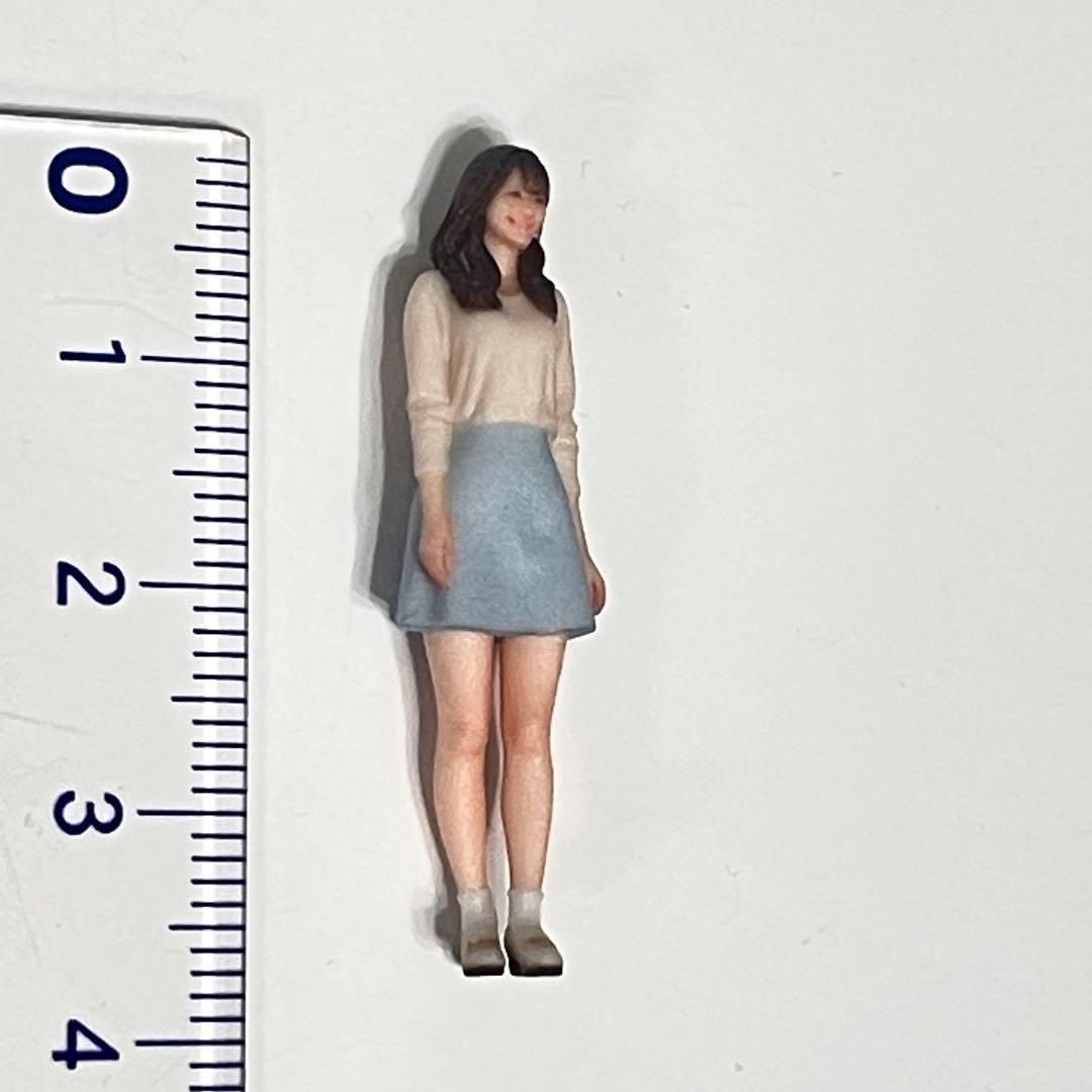 1/43 可愛いお姉さん フィギュア ミニカーに 1/64より大 ジオラマ