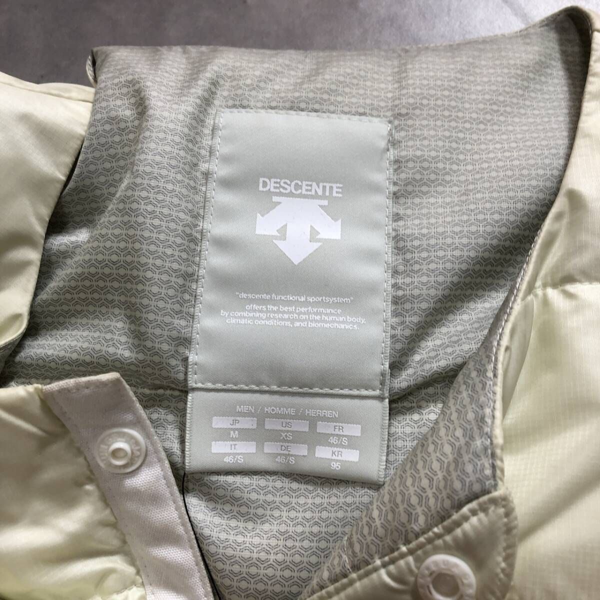 GQ5088◇DESCENTE ALLTERRAIN：ノーカラーダウンジャケット◇M 
