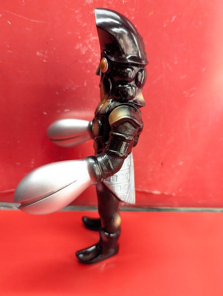 円谷コミュニケーションズ 怪獣郷 バルタン(ブラック) 黒色成型 金