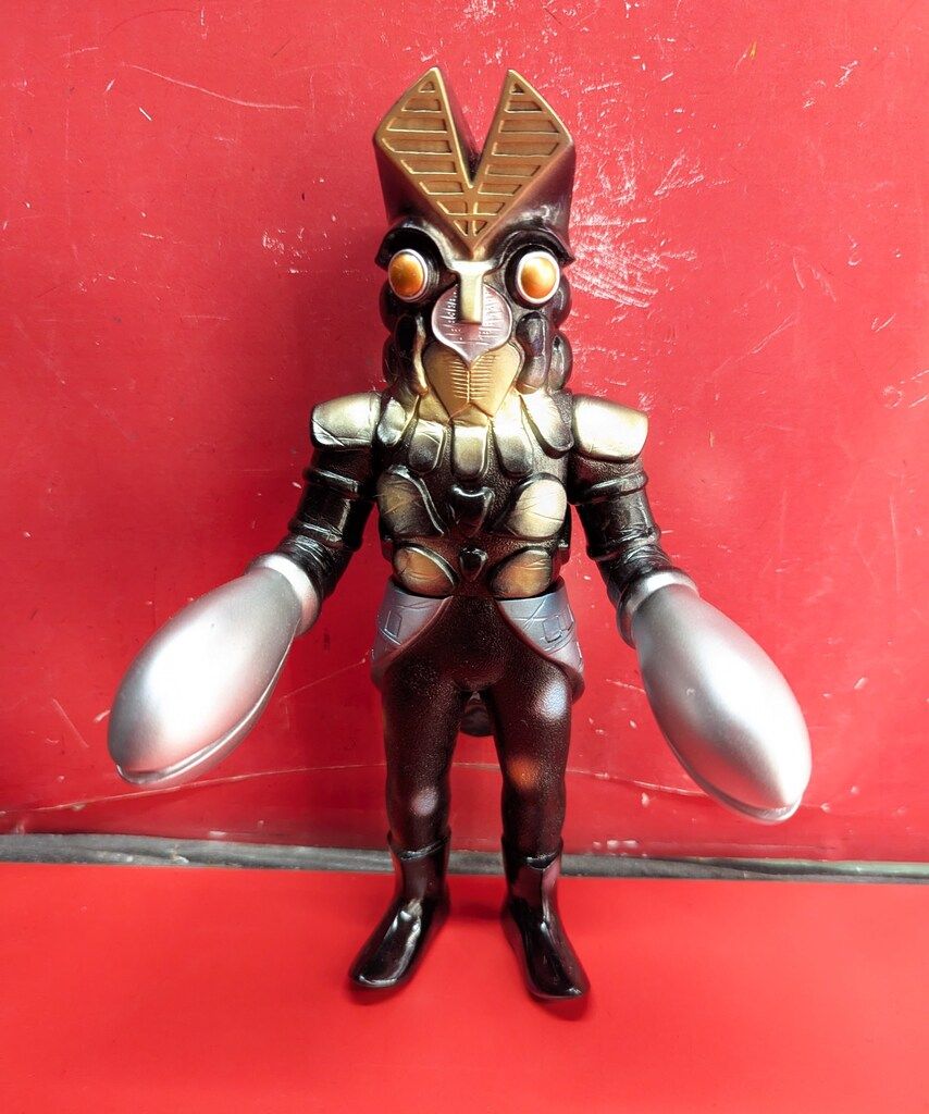 円谷コミュニケーションズ 怪獣郷 バルタン(ブラック) 黒色成型 金