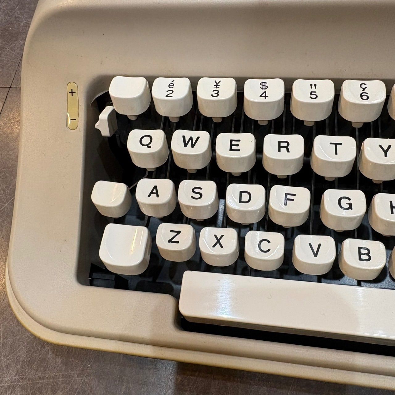 Olivetti Lettera 34 ジャンク品タイプライター- メルカリ