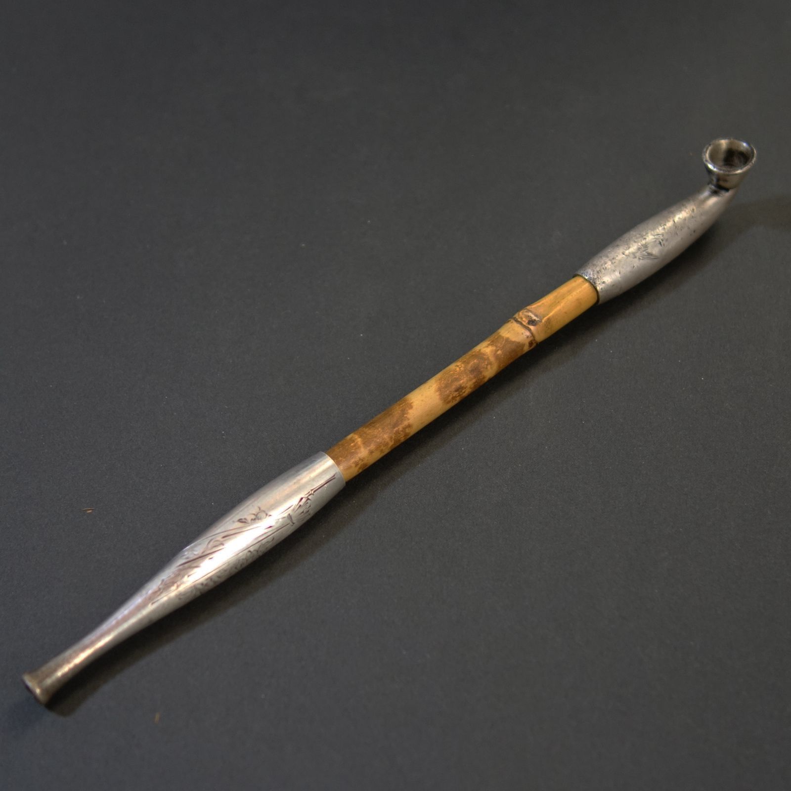 骨董逸品【冬牡丹と千鳥図 煙管 銀製 彫刻】 喫煙具 煙管 銀製 骨董 古 
