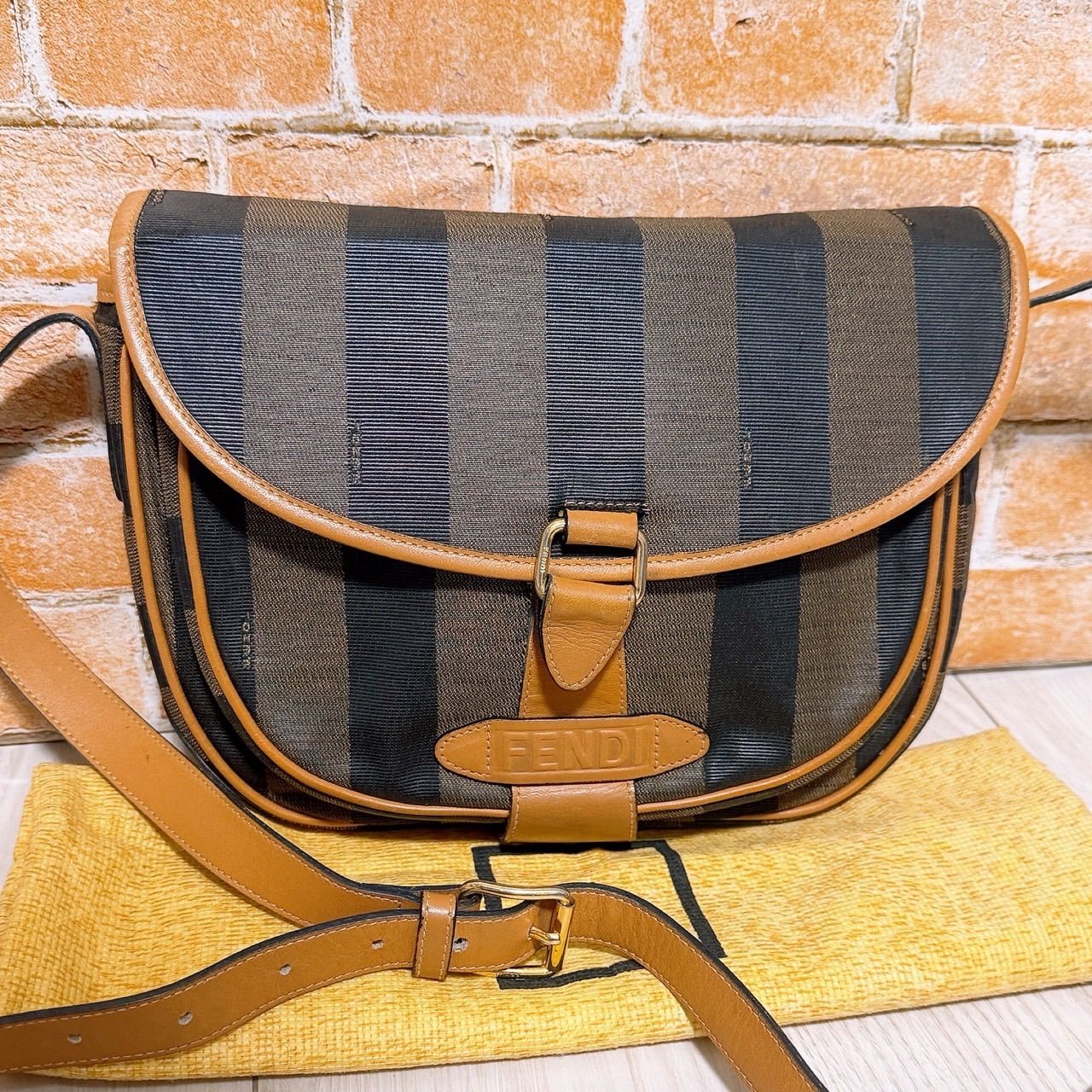 美品) FENDI(フェンディ)ショルダーバッグ ペカン柄 - メルカリ
