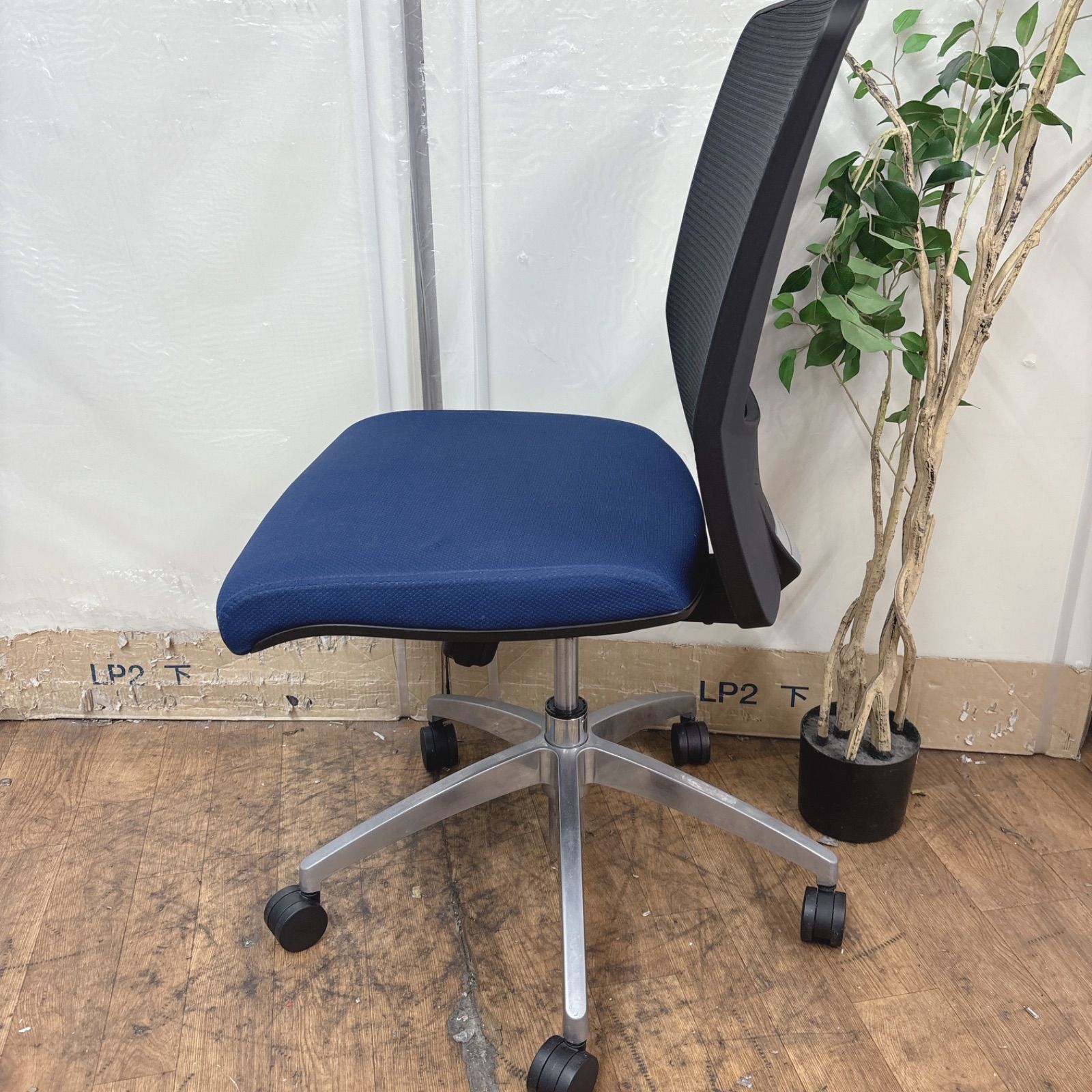  I568 ? 名古屋市近郊配送設置無料 OKAMURA ViLLAGEオフィスチェア 8VCM1A FHR6 クリーニング済 ランチ用椅子 オフィスチェア ワークチェア 椅子 チェア