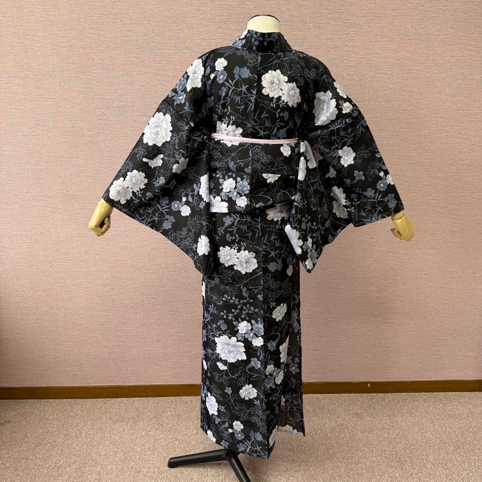 未使用品　夏着物　正絹　絽小紋　モダン　黒地 夏物 小紋 着物 絽 ポリエステル 洗える着物 黒 牡丹 リサイクル着物