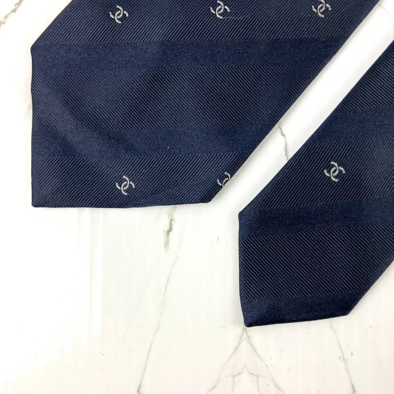 CHANEL ネクタイ ソリッド ダークネイビー 光沢 ココマーク CHANEL ネクタイ ソリッド ダークネイビー 光沢 ココマーク 【公式通販】