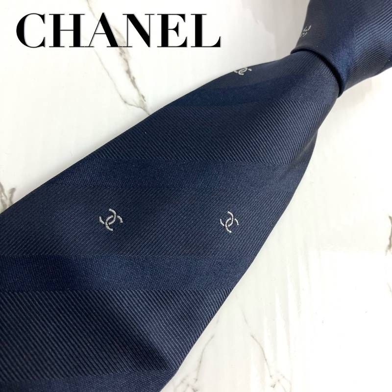 CHANEL ネクタイ ソリッド ダークネイビー 光沢 ココマーク 【公式通販】