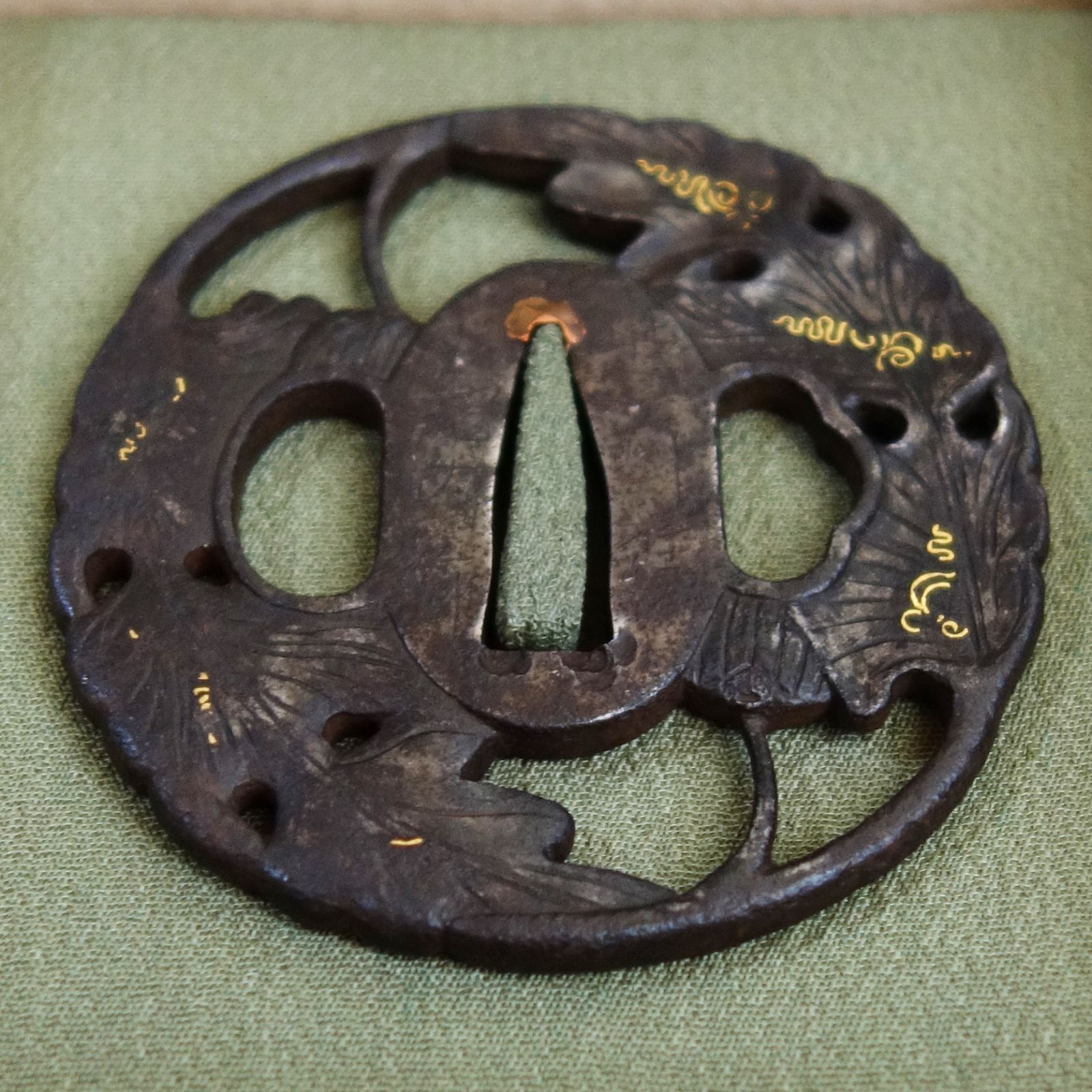 骨董逸品【在銘 越前住記内作 菊花葉透鍔 鉄地】 日本刀 刀装具 鍔 鐔