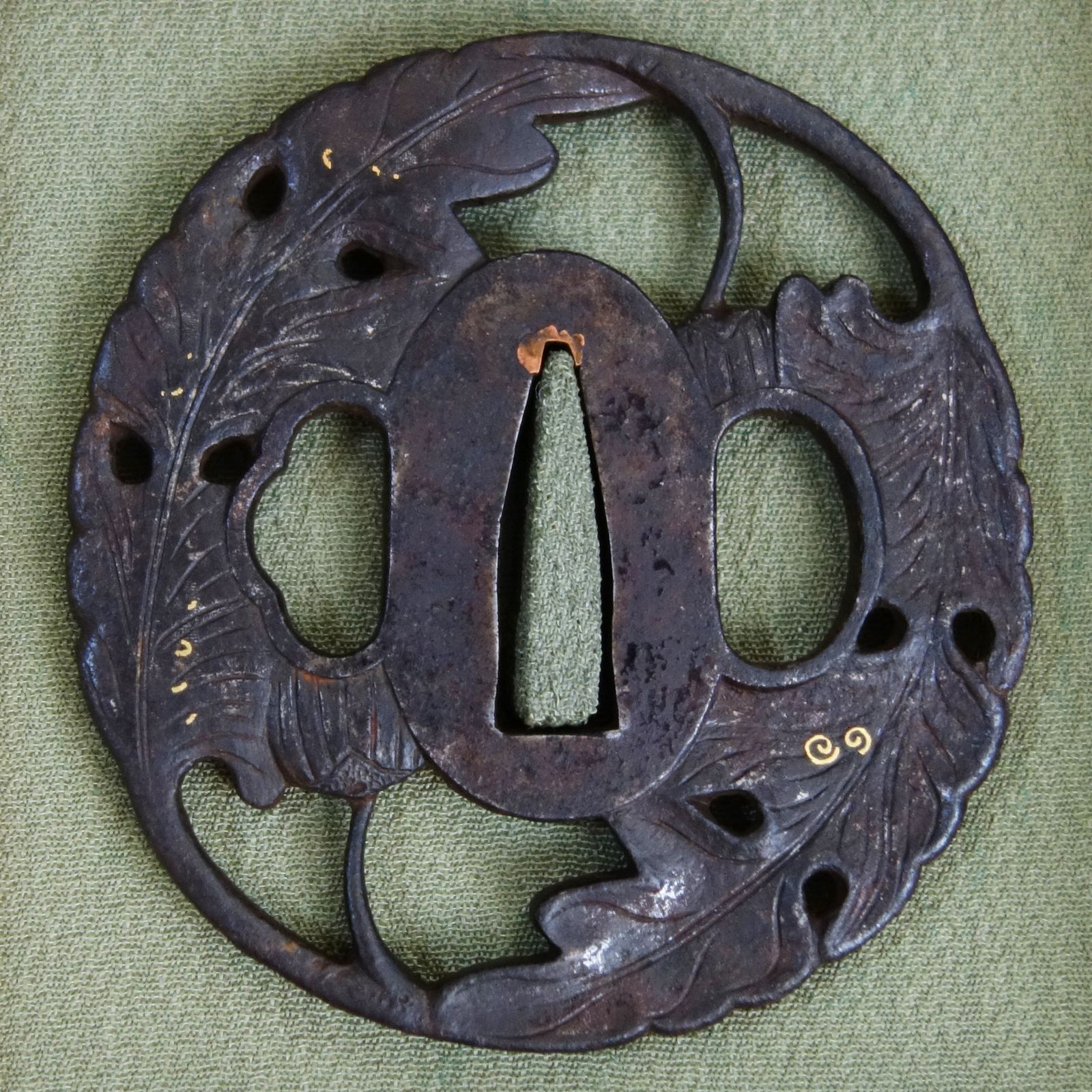 骨董逸品【在銘 越前住記内作 菊花葉透鍔 鉄地】 日本刀 刀装具 鍔 鐔