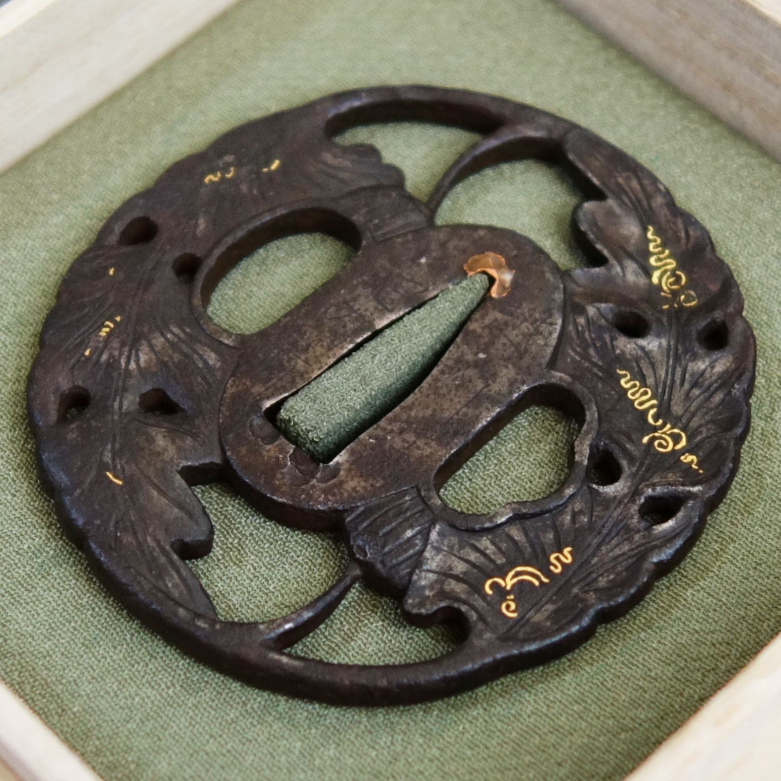 骨董逸品【在銘 越前住記内作 菊花葉透鍔 鉄地】 日本刀 刀装具 鍔 鐔