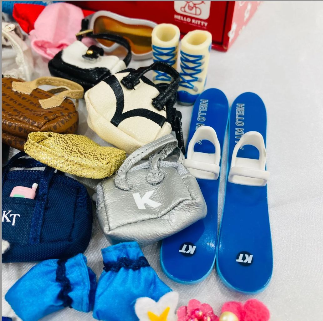 A【希少】ハローキティ ドレスアップ コレクション マスコット 服 