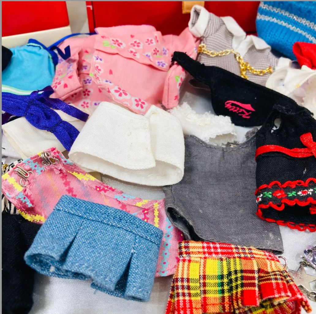 A【希少】ハローキティ ドレスアップ コレクション マスコット 服 