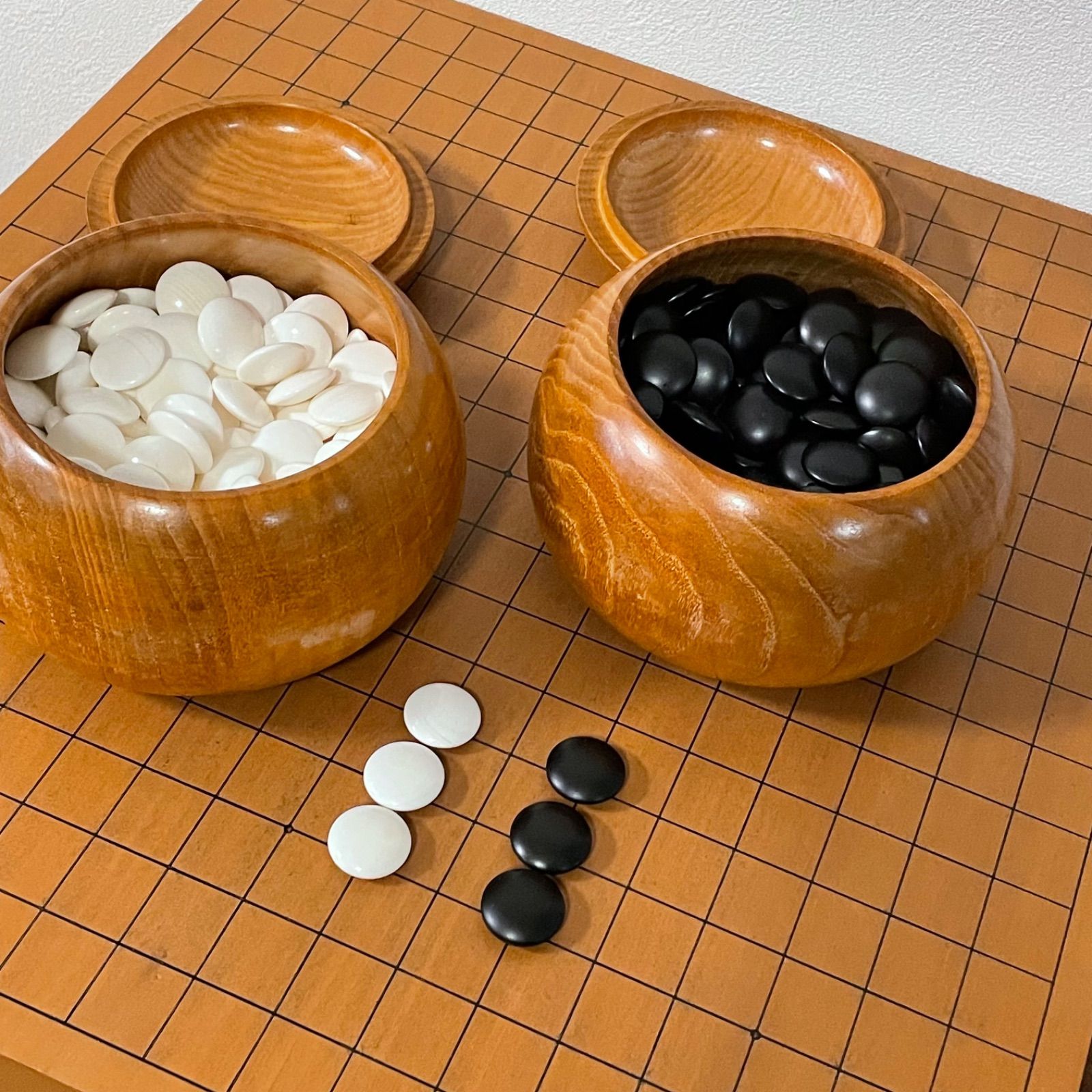 艶出仕上げ】蛤碁石 30号強 那智黒碁石31号強 完品 ＆ 新榧4.8寸足付盤 