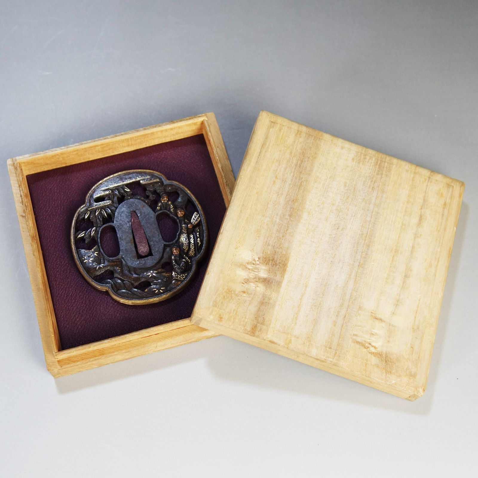 骨董逸品【松竹下三高士図透鍔 鉄地 金銅象嵌】(鍔箱付き) 日本刀 刀 