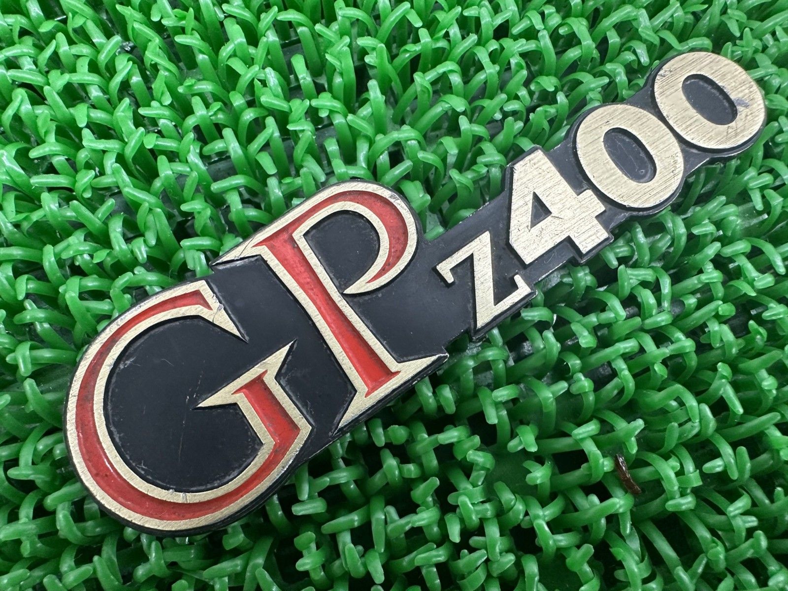 Z400GP サイドカバーエンブレム 片側 カワサキ 純正 中古 バイク 部品 KZ400M GPZ400 当時物 ロゴマーク コケキズ無し 品薄 Xy Z400GP サイドカバーエンブレム 片側 カワサキ 純正 中古 バイク 部品