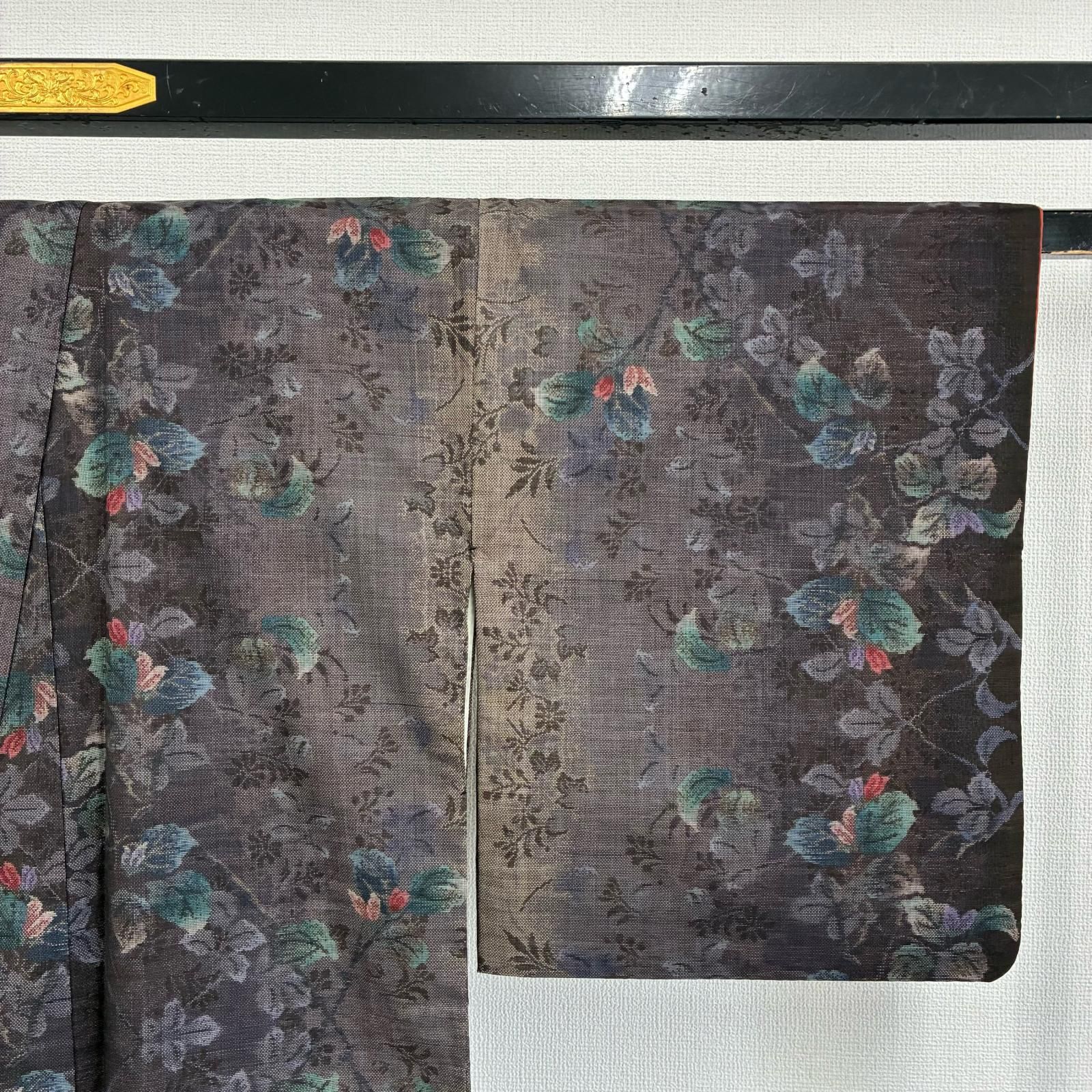 本場大島紬 茶泥染 裄66 カタス式 九マルキ 縞に花柄の美しい絣 本場大島紬 茶泥染 裄66 カタス式 九マルキ 縞に花柄の美しい絣