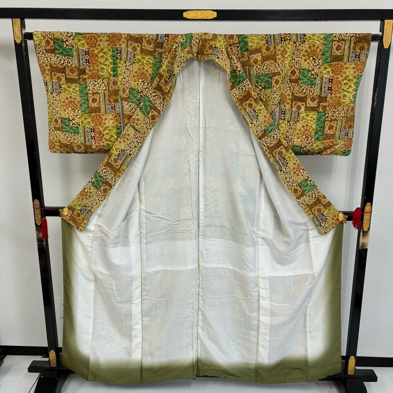 金の蔵屋】 通好みの逸品 美品 正絹 小紋 草色 縮緬 孔雀 蝶々 唐花 
