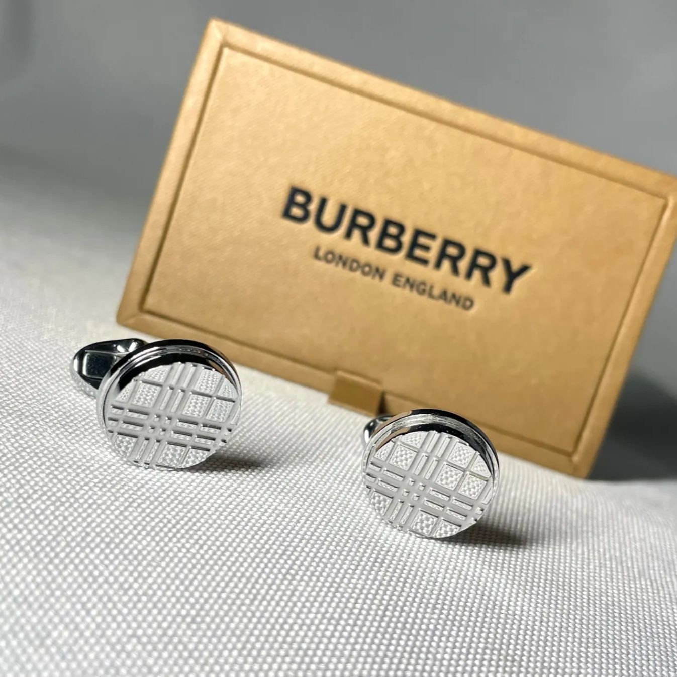 BURBERRY チェックデザイン オーバルカフス 鏡面＆艶消しシルバー 箱あり 希少 [近年モデル] BURBERRY バーバリー チェックデザイン オーバル